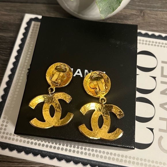 RARE Statement Large 24K Gold Plated Chanel Vintage Dangle Earrings - Picture 9 of 10